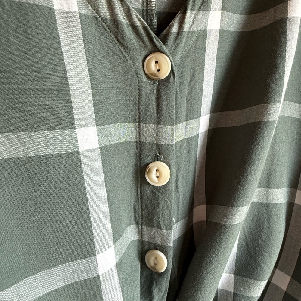 Universal Thread Shortsleeved Top - Picture 3 of 5